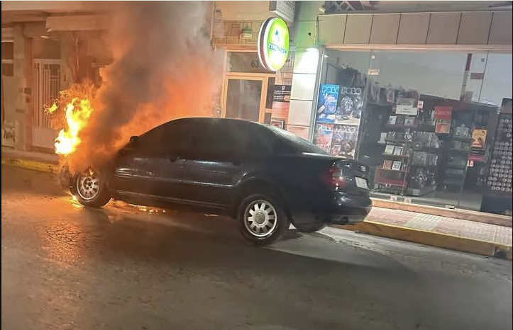 Πυρκαγιά σε Ι.Χ όχημα στη συμβολή της οδού Ψαρών με τη Λεωφόρο Αρτέμιδος στην Αρτέμιδα